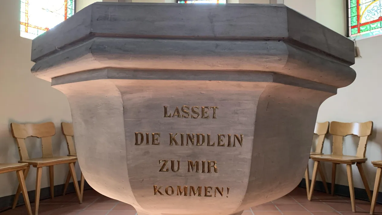 Taufstein Bilten Inschrift  (Foto: Immanuel Nufer)